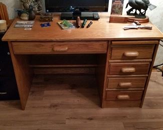 A closer look at the oak computer desk