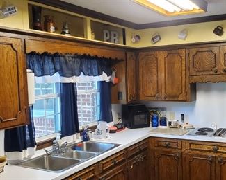 Coffee cups
Kitchen items