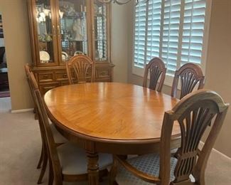 Dining room table with 2 leaves 