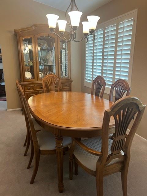 Dining room table with 2 leaves 