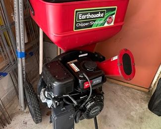 NEW Wood chipper/shredder