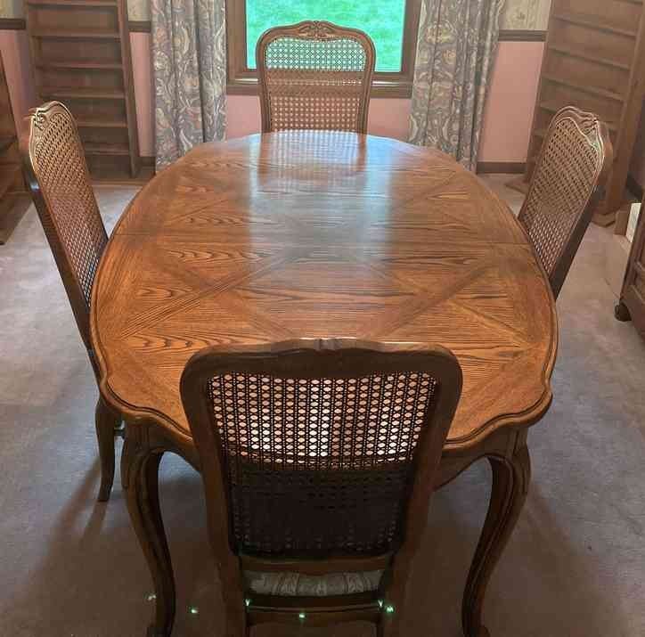 Thomasville Dining Room Table, 4 Chairs, 2 Leaves, Table Protectors