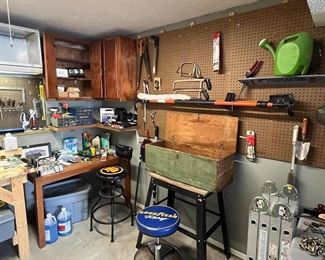 Ladder, worktable, 2 workshop seats, drill bits, power poles, saws, battery charger, screwdriver set.