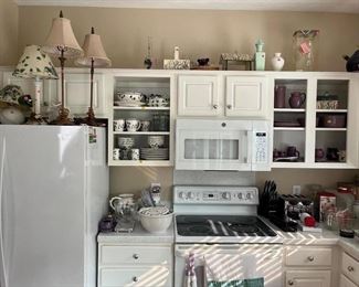 Several lamps, William Sonoma mixing bowl set (3), knife block w/knives, nice set of dishes and serving pieces, canisters, 4 slice toaster, Pyrex/ Fire King measuring cups.
