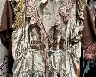 Magnolia Pearl velvet top