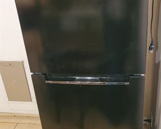 Apartment size refrigerator