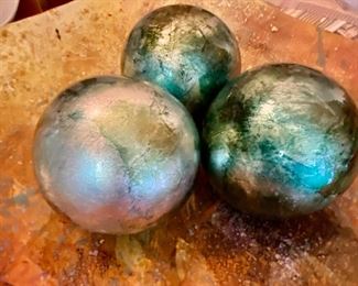 3 Witches balls