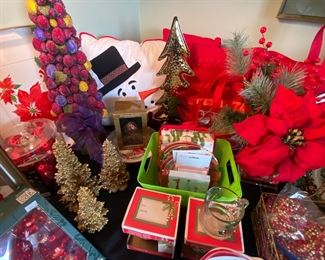 Place cards, napkins, garlands