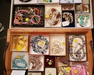 Unique & vintage necklaces and earrings