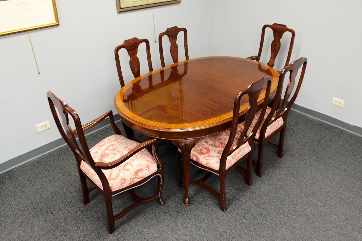 Gorgeous Drexel dining table with two leaves and six dining chairs.  Queen Anne style, the table with a band of inlaid wood encircling the top