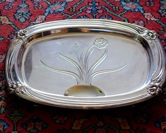 Footed 1847 Rogers Brothers Daffodil pattern platter with well for juices