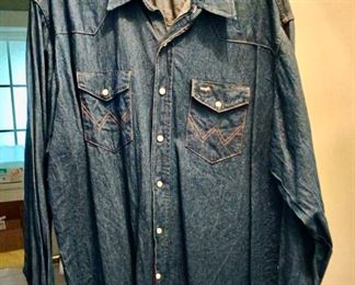 19-36 Wrangler Denim Button Up Long Sleeve Shirt