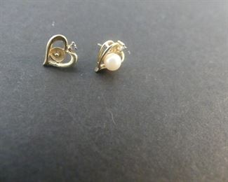 Vintage 14k Plumb Gold Pair of Heart Pierced Earrings with Pearl Center & Diamond Chip - 1.4g