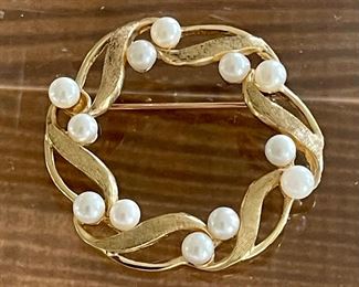 14k Yellow Gold 12 Akoya Pearl Brooch With Pin Stem And Clasp Stamped Ipsi W Appraisal - 6.5 Grams Total