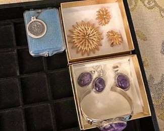 Selection of Vintage Jewelry
