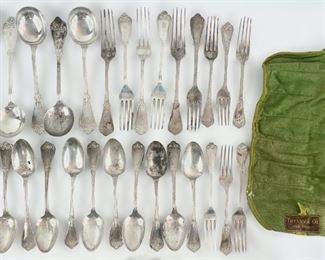 1671 Grams Fine Tiffany & Co Sterling Silver Beekman Patterned Flatware W/ Tiffany & Co Green Cloth
