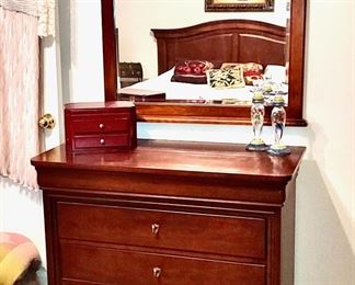 Thomasville Chest w/Mirror