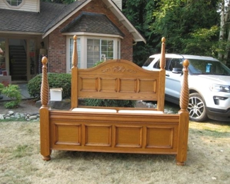 Great Oak King/Queen bed  Has slot to change from King to Queen