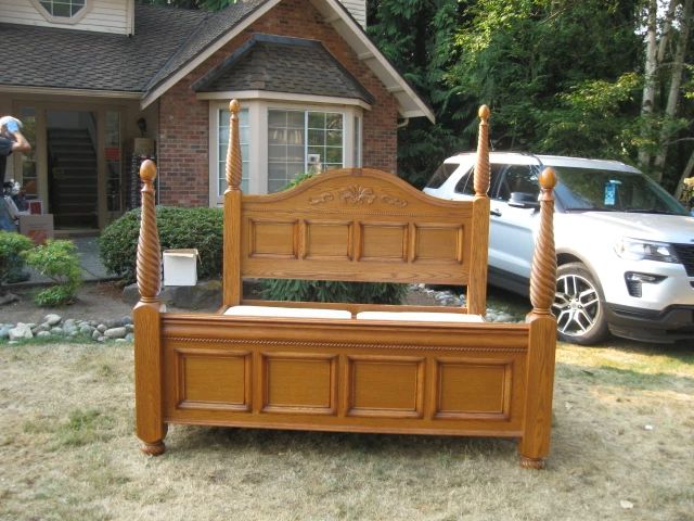 Great Oak King/Queen bed  Has slot to change from King to Queen
