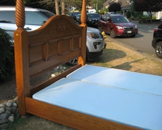 Great Oak King/Queen bed  Has slot to change from King to Queen
