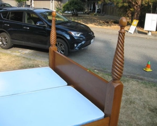 Great Oak King/Queen bed  Has slot to change from King to Queen