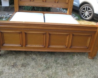 Great Oak King/Queen bed  Has slot to change from King to Queen