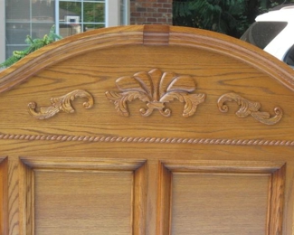 Great Oak King/Queen bed  Has slot to change from King to Queen