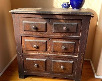 3-drawer Victorian bedside dresser.
2nd floor.