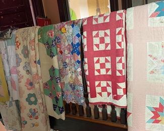 Several quilts & quilt tops, many good for crafting/art. 2nd floor landing.
