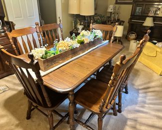 beautiful dining table with 2 leaves and 6 chairs