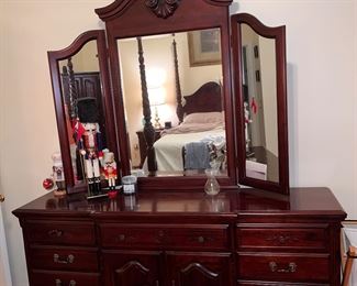 Dresser w/mirror  