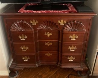 Block Front 4 Drawer Dresser