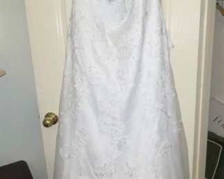 Jewel Davids Bridal sz 16 Beaded Wedding Dress and Veil. 