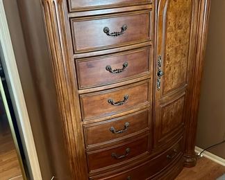 MICHAEL AMINI Signature Series Bedroom Set