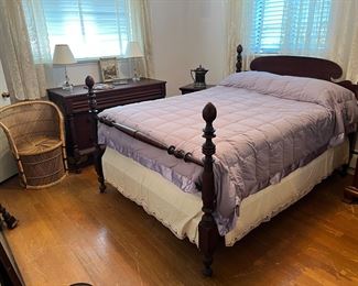 Antique Queen 4 Poster Bed