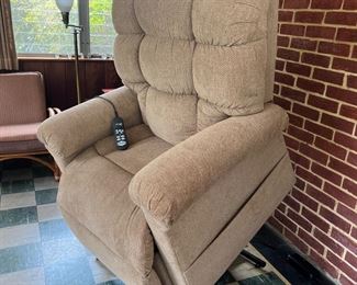 Brand New Ultra Comfort Nova Power Lift Chair / Recliner