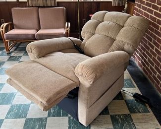 Brand New Ultra Comfort Nova Power Lift Chair / Recliner