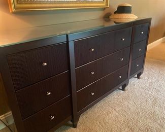 DIMENSIONS
68"W x 18.63"D x 34"H 