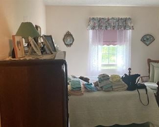 Full size bedroom set
Local pick up but shipping on smaller items available 