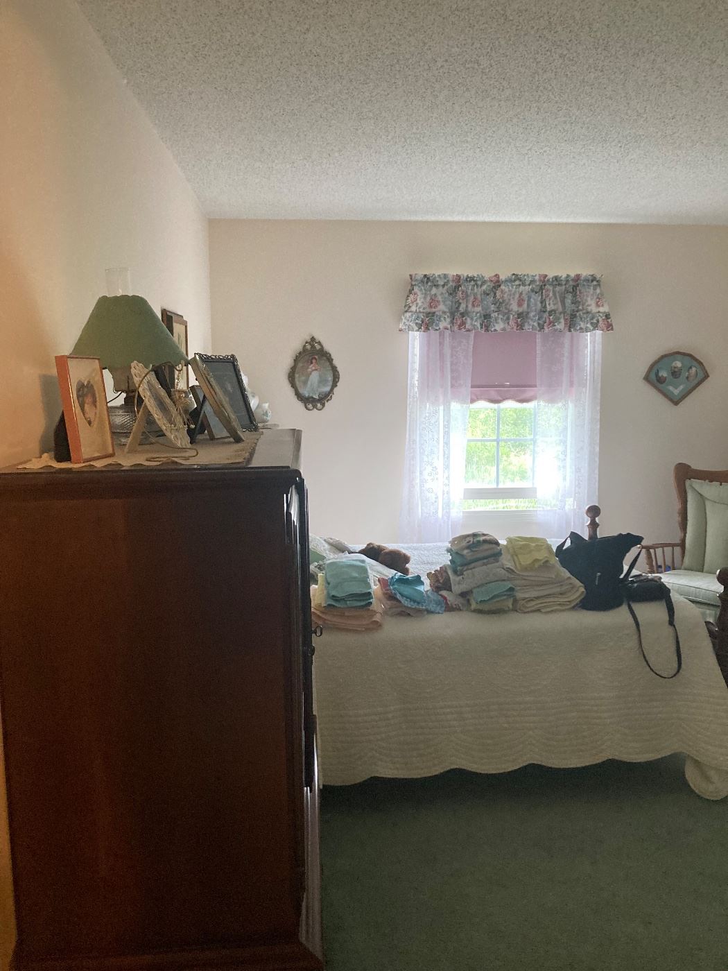 Full size bedroom set
Local pick up but shipping on smaller items available 