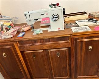 Pfaff sewing machine with cabinet. 