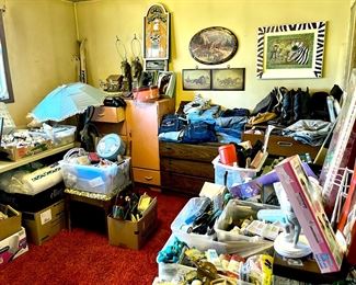 Art room  and pink dresser $25 and brown ones $10 each 