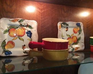 Sur la table dish wares