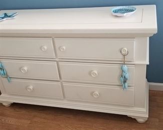 Broyhill bedroom set: long dresser