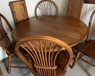 Kitchen table, two leaves, four chairs, excellent condition