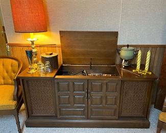 vintage stereo, radio works. 