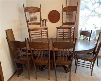 Beautiful Oak Claw Foot dining table with five leaves and seven chairs