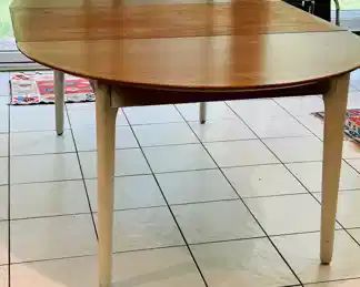 Vintage Dining Table with 2 leaves (shown with one leaf )