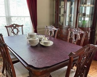Beautiful Broyhill dinning room table with 2 leaves and 6 chairs. Matching curved glass China cabinet. 