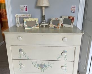 Dresser that is part of a 4 piece single bedroom set.